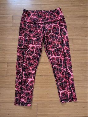 Red & Black Electric Print Leggings - Capris - Small